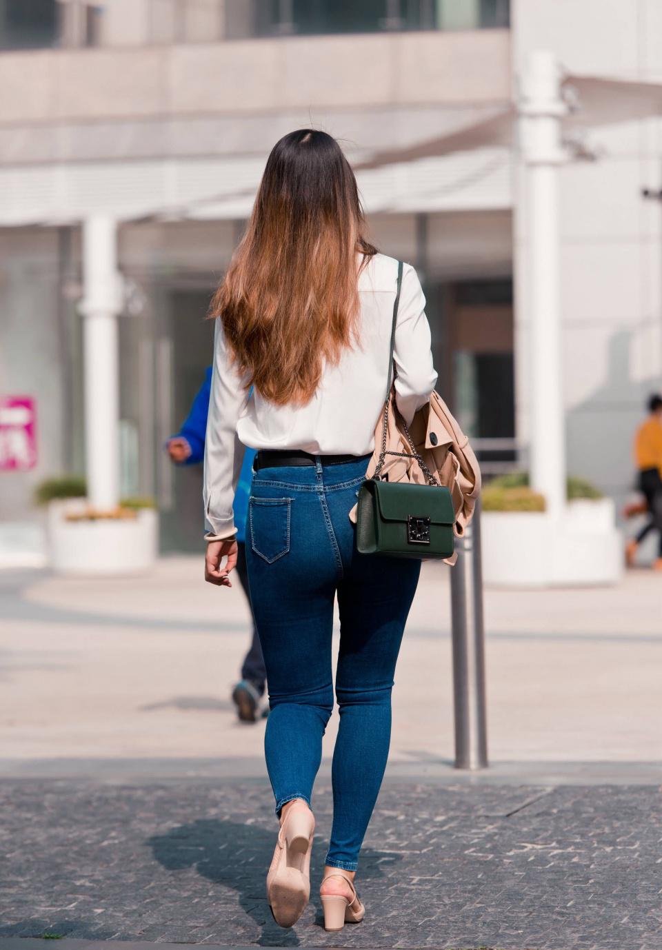 街拍穿牛仔裤身身材细腰丰臀符合你的口味吗