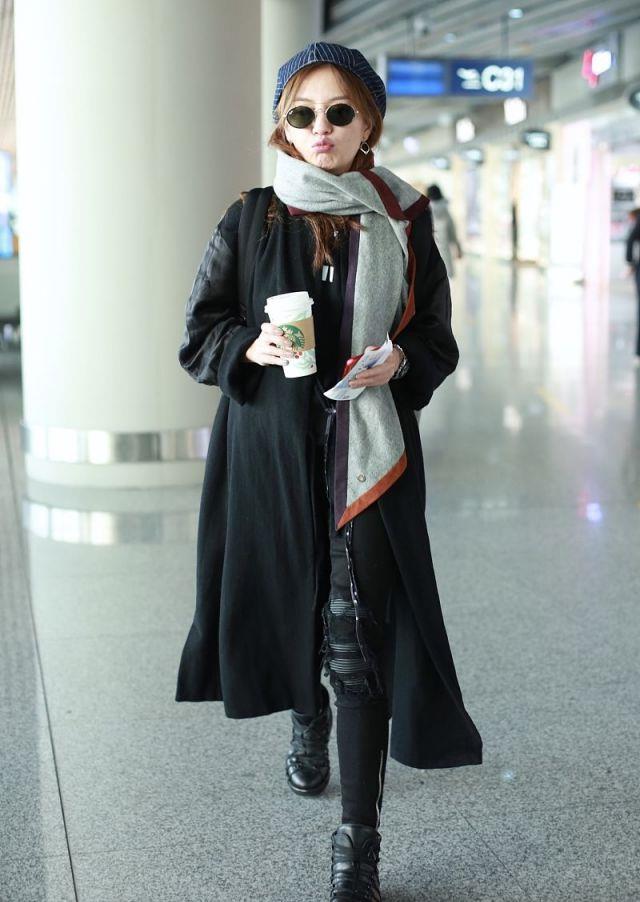 42岁赵薇瘦身成功后身穿波点长裙出席活动优雅美丽好似少女