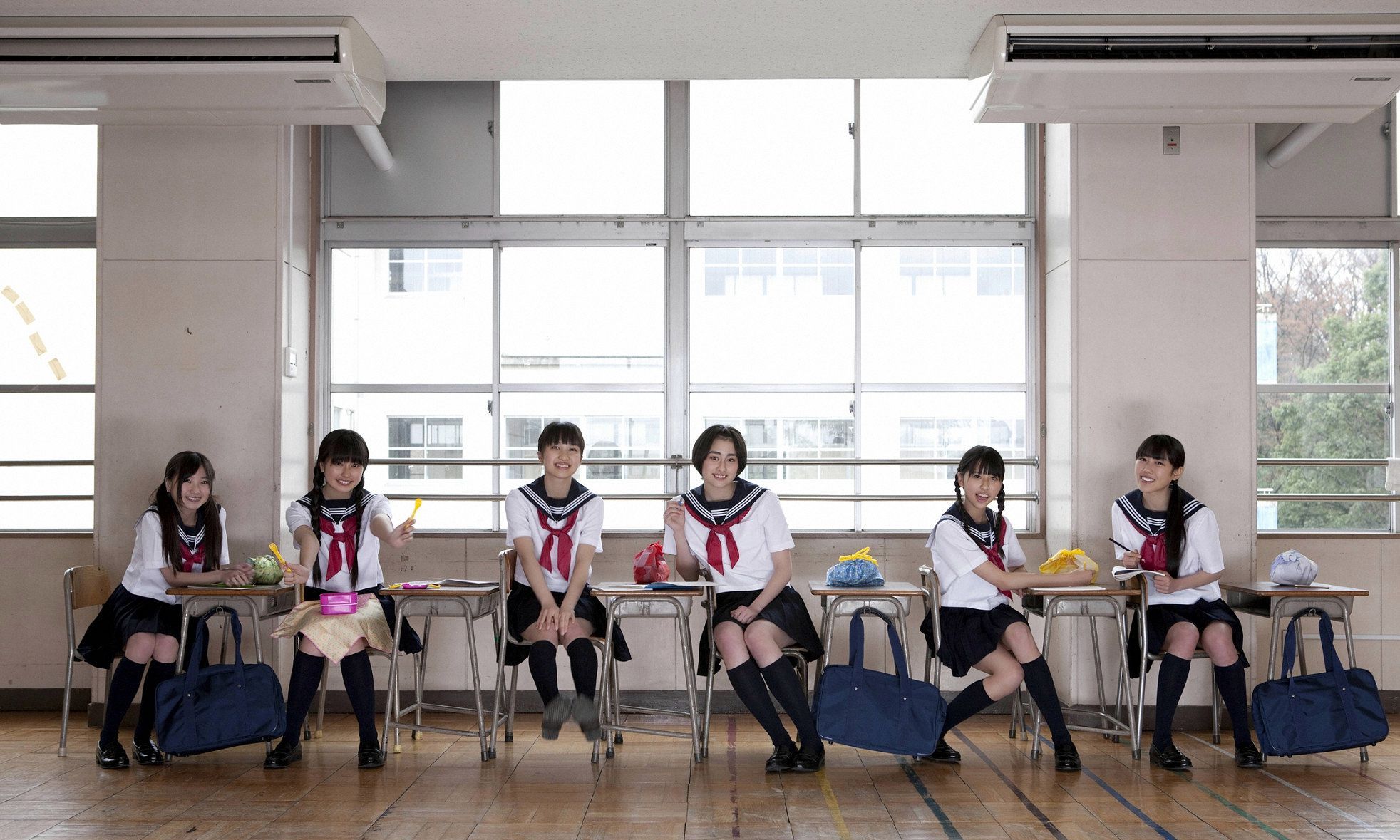 日本组合桃色幸运草z女学生的教室写真