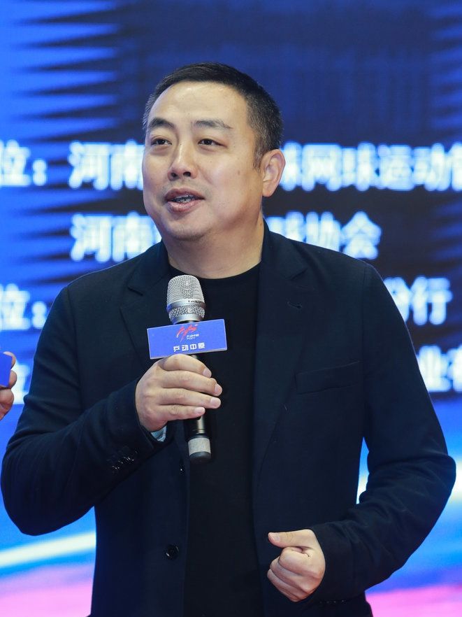 刘国梁出席乒乓球大众公开赛开幕式