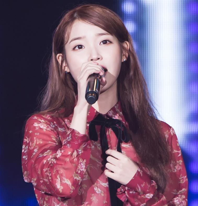 iu李知恩一组舞台花絮照曝光,胸前的系带蝴蝶结尽显甜美可爱!