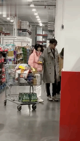 雷佳音携妻子超市购物被偶遇，35岁娇妻打扮像20岁，特别宠溺