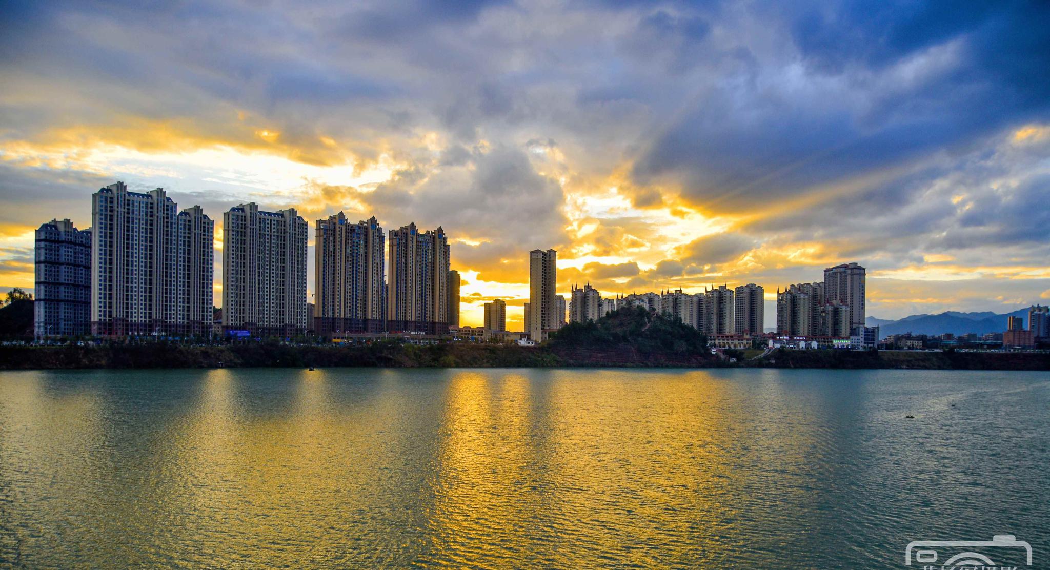 于都县长征大桥上遇见黄昏时的美丽风光