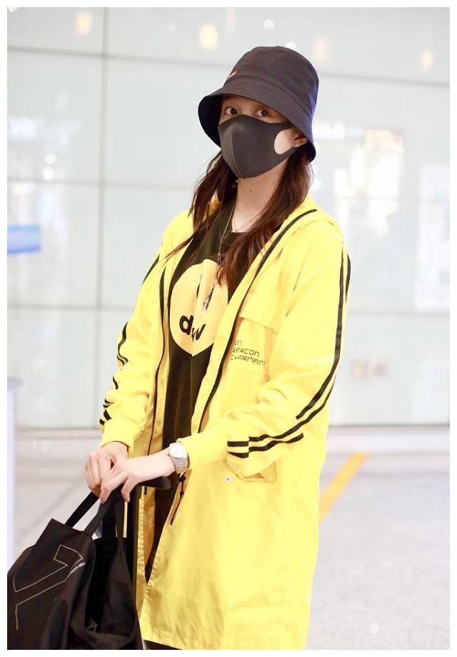 关晓彤男友风装束又美又帅 穿笑脸t恤挥手比耶鬼马可爱