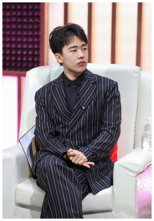 95后郭麒麟脱下大褂,穿黑灰条纹西装清爽帅气,不愧是相声界潮男