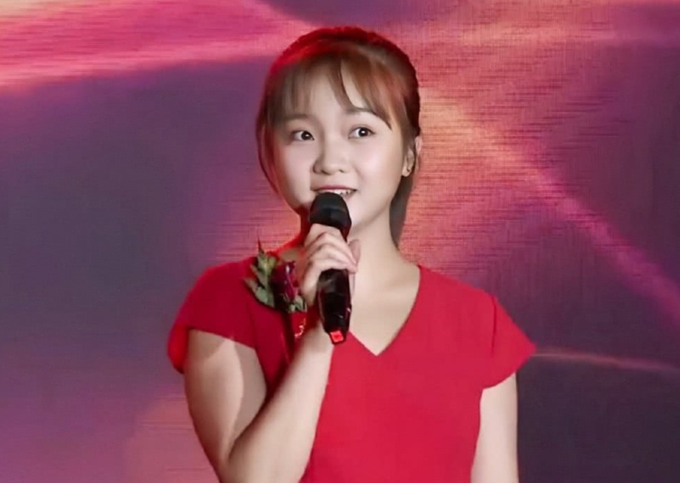 20岁林妙可踩高跟鞋献唱 一袭红裙十分端庄