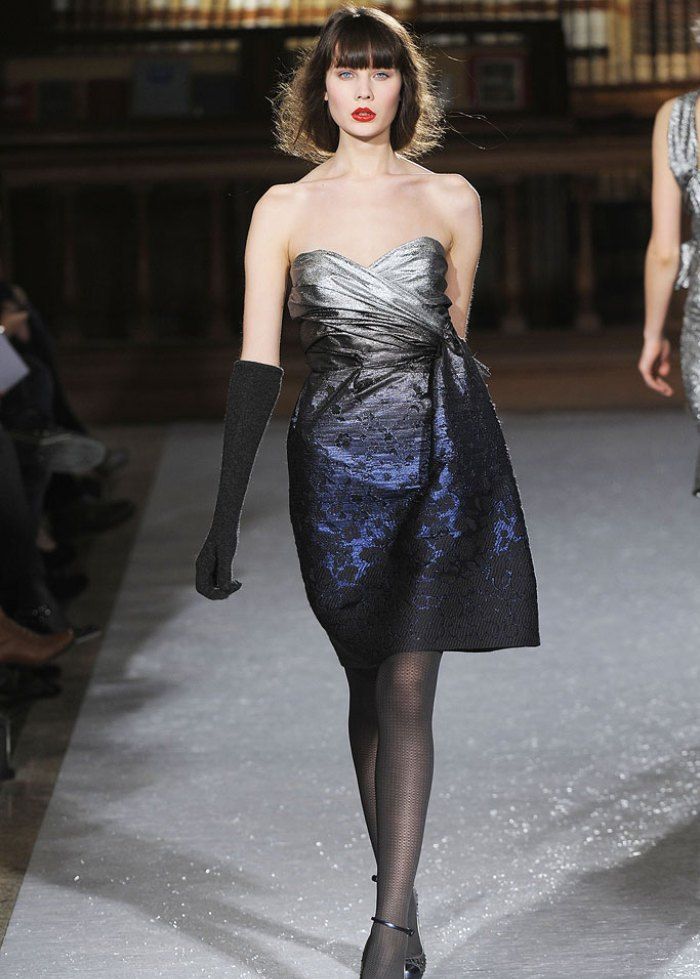 时装秀:模特展现穿搭天赋,华美服饰精致得体,给人美的视觉享受 - 女