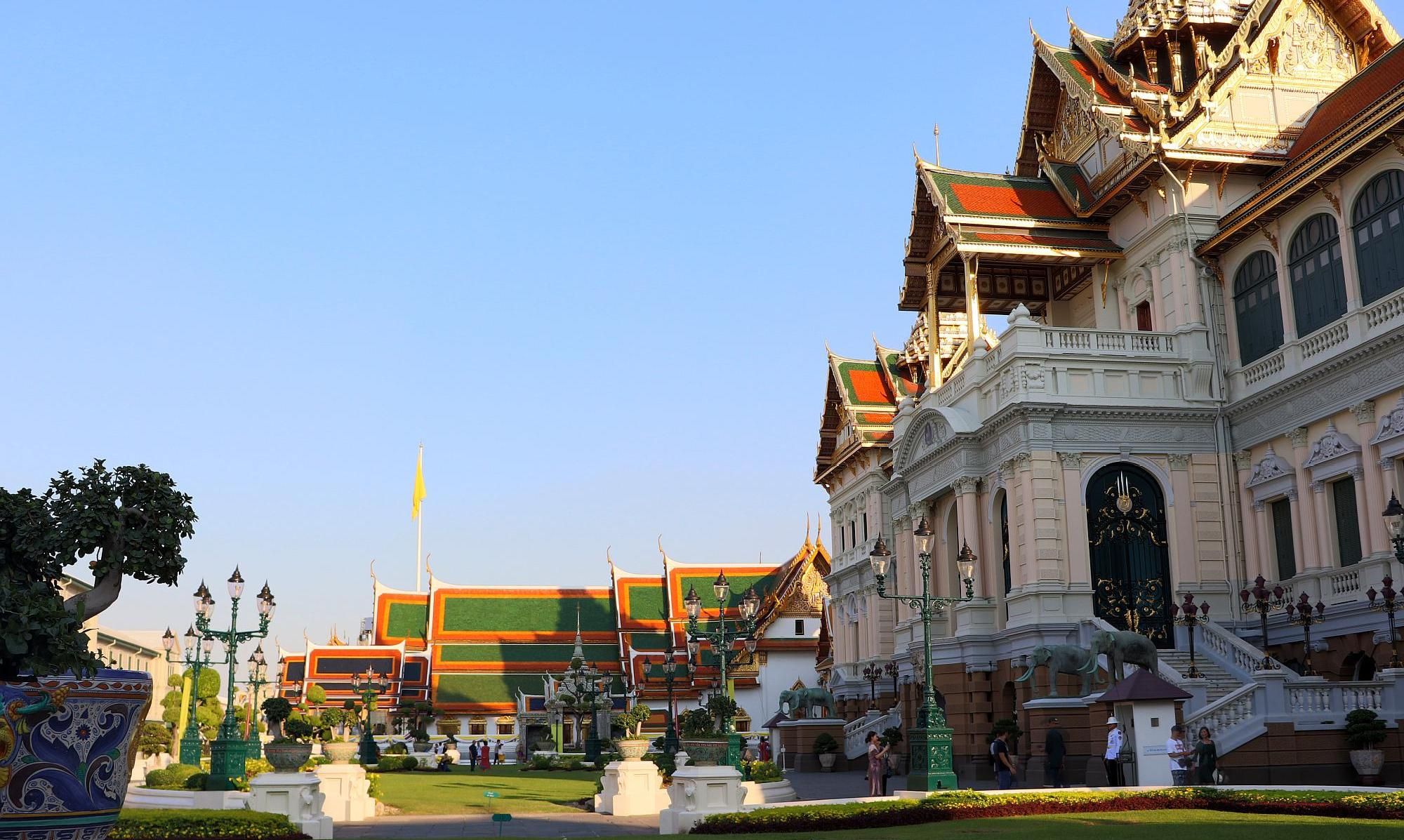 曼谷必去景点之曼谷大皇宫，又称泰国的故宫，宏伟壮丽的建筑群
