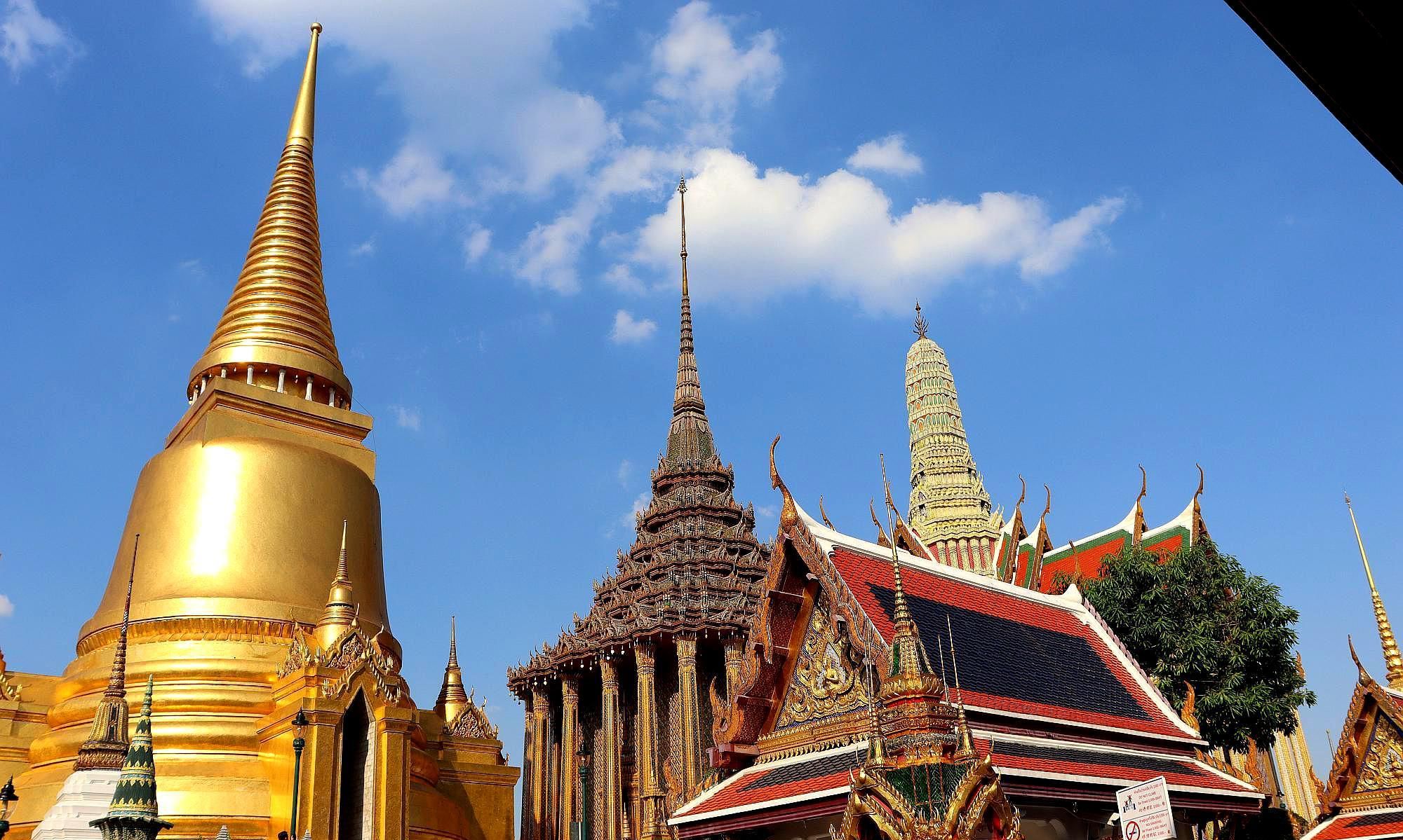 曼谷必去景点之曼谷大皇宫，又称泰国的故宫，宏伟壮丽的建筑群