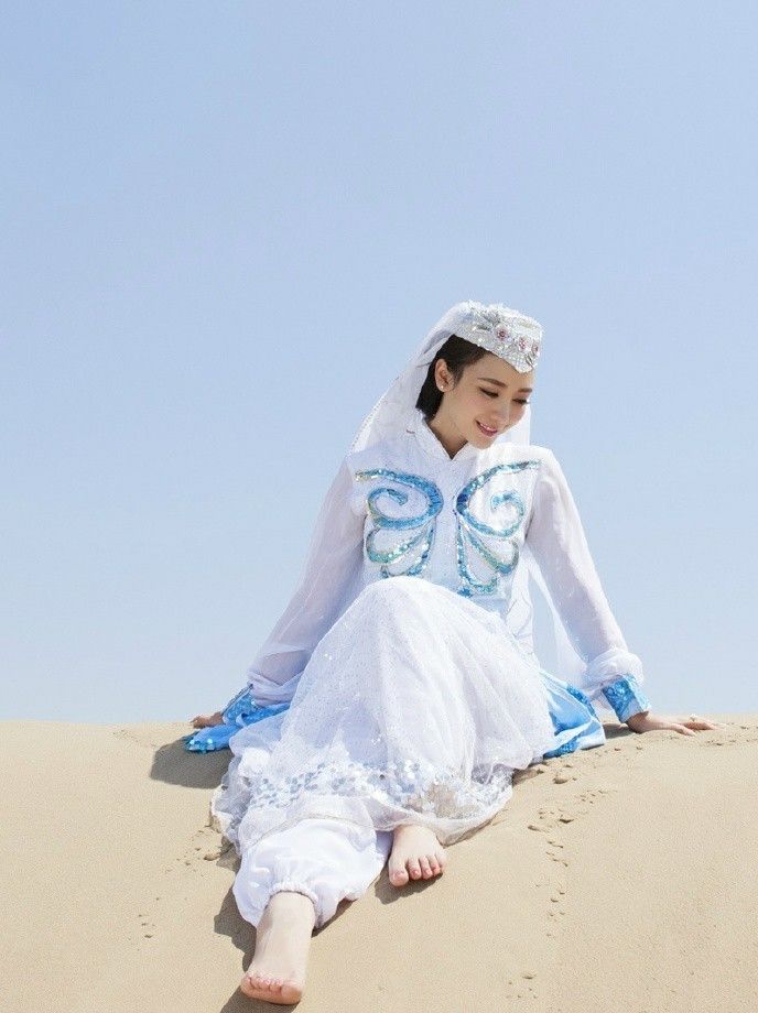 柳岩光着脚丫俏皮的性感女神