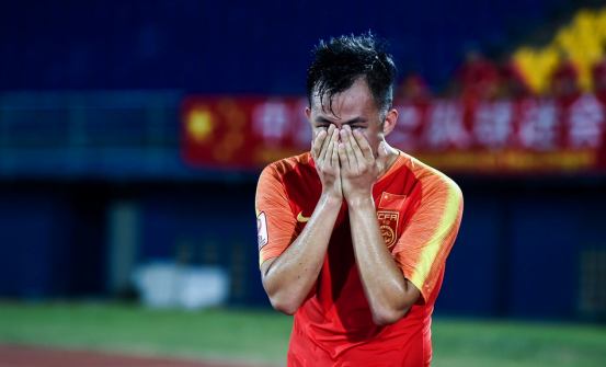 国奥胡靖航无人接应,主帅郝伟羞愧低头,球迷:难怪特能输!