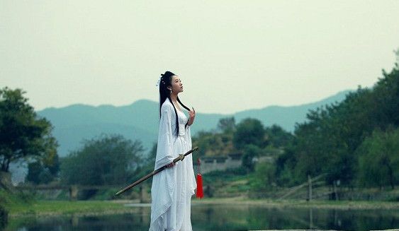 第三位小姐姐的背影迷倒我了!