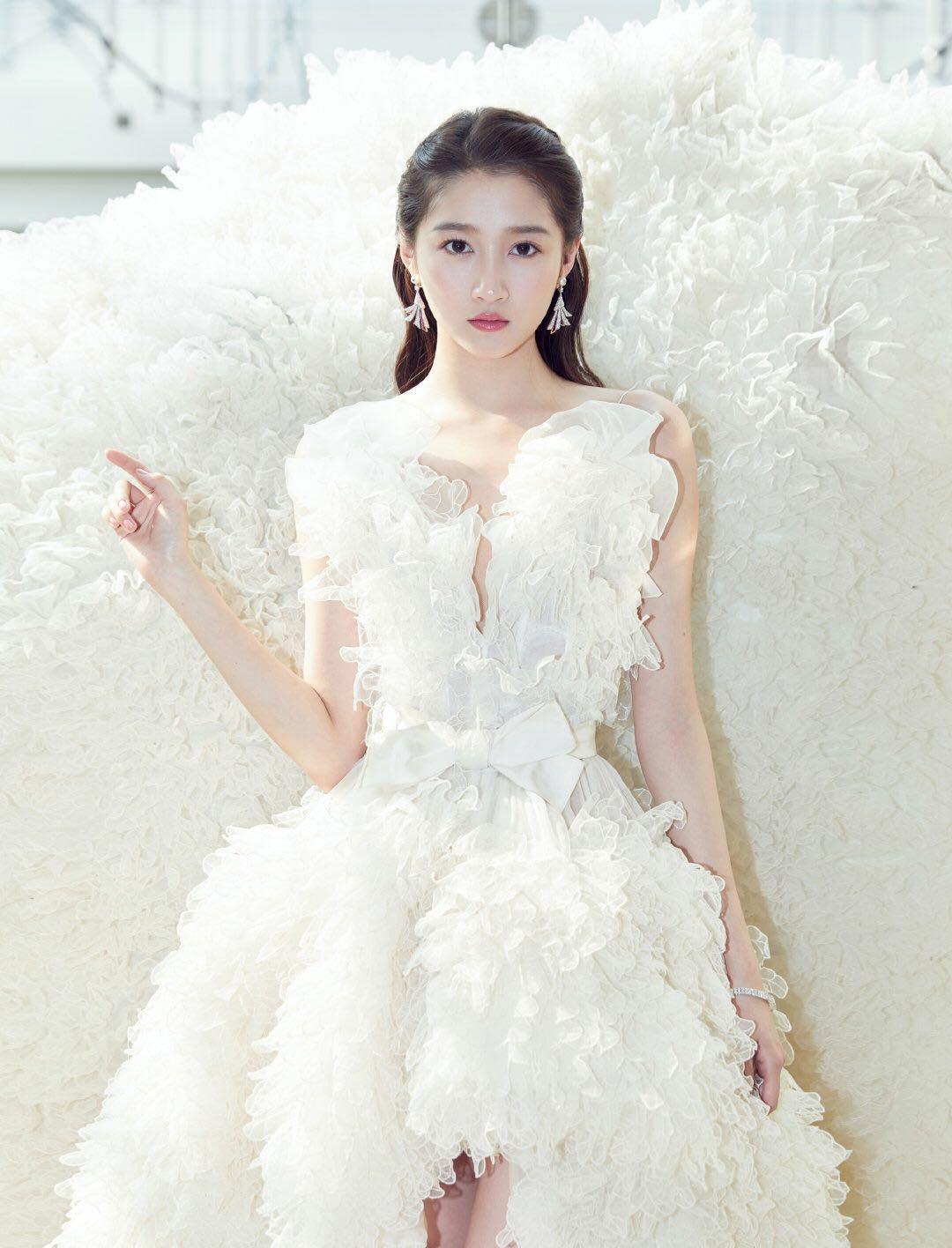 关晓彤红毯新造型太美了,白色皱纱燕尾长裙配公主发,美成焦点!