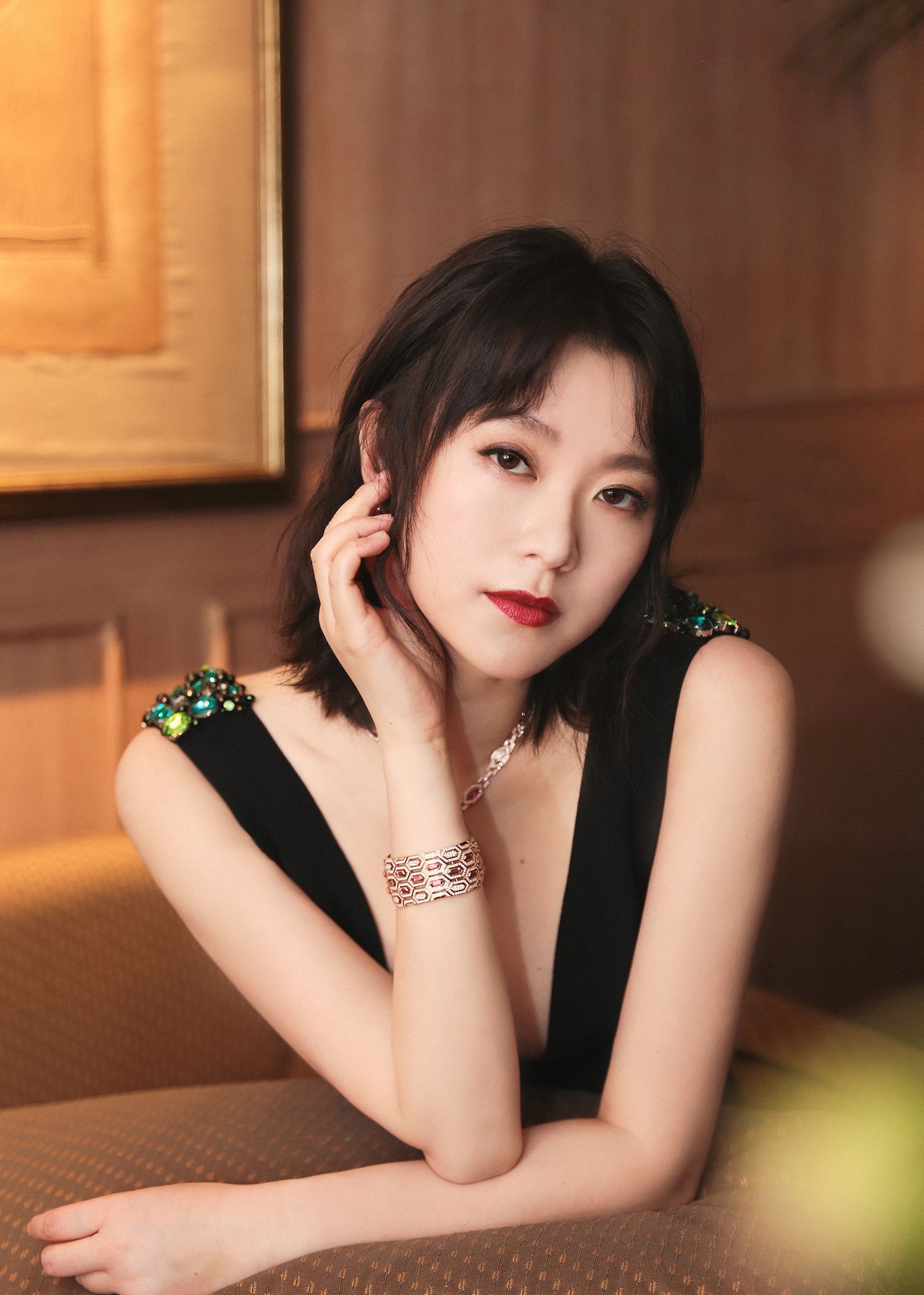 黄璐亮相金像奖红毯 坦言享受开奖刺激感