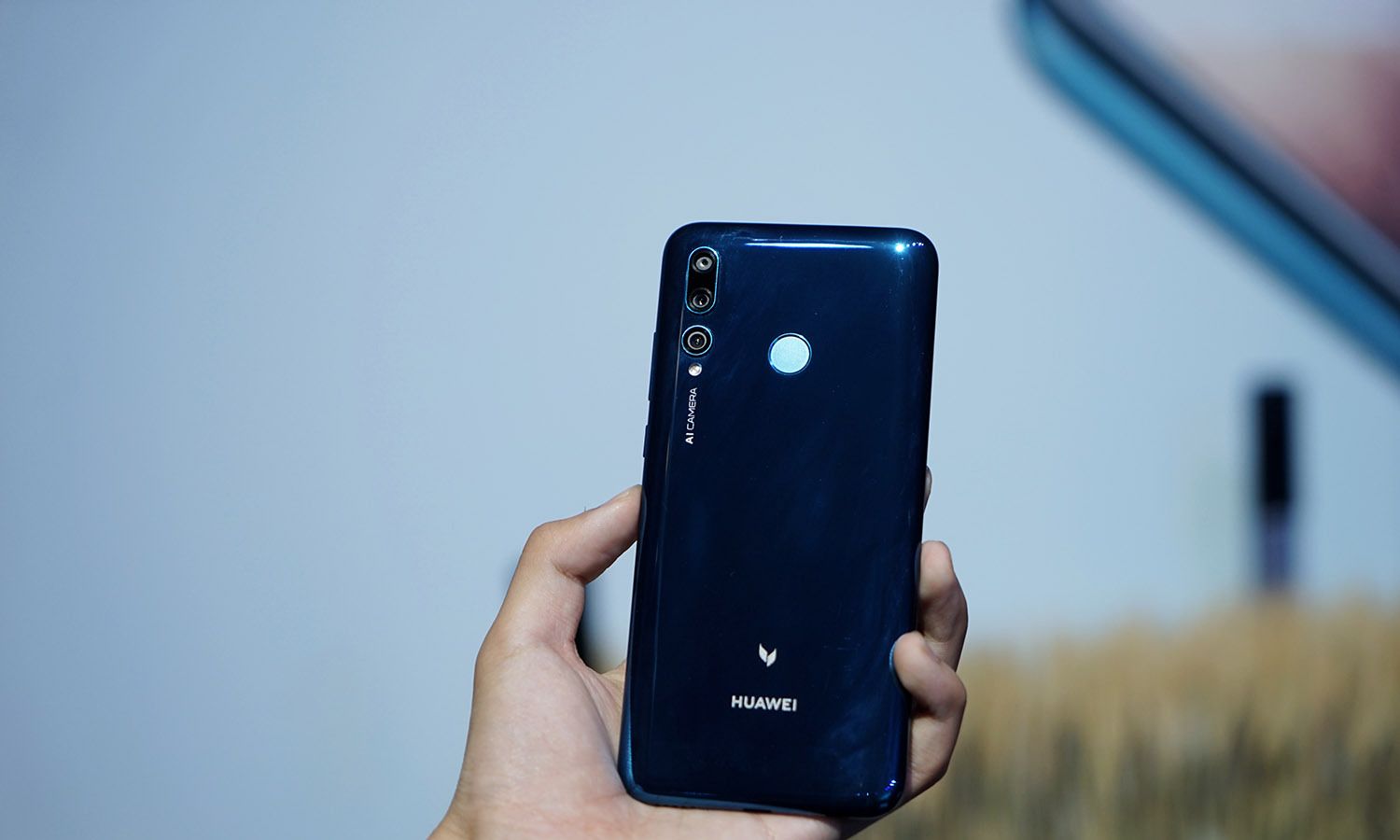 无畏前行麒麟710配超广角ai三摄华为麦芒8真机上手图赏