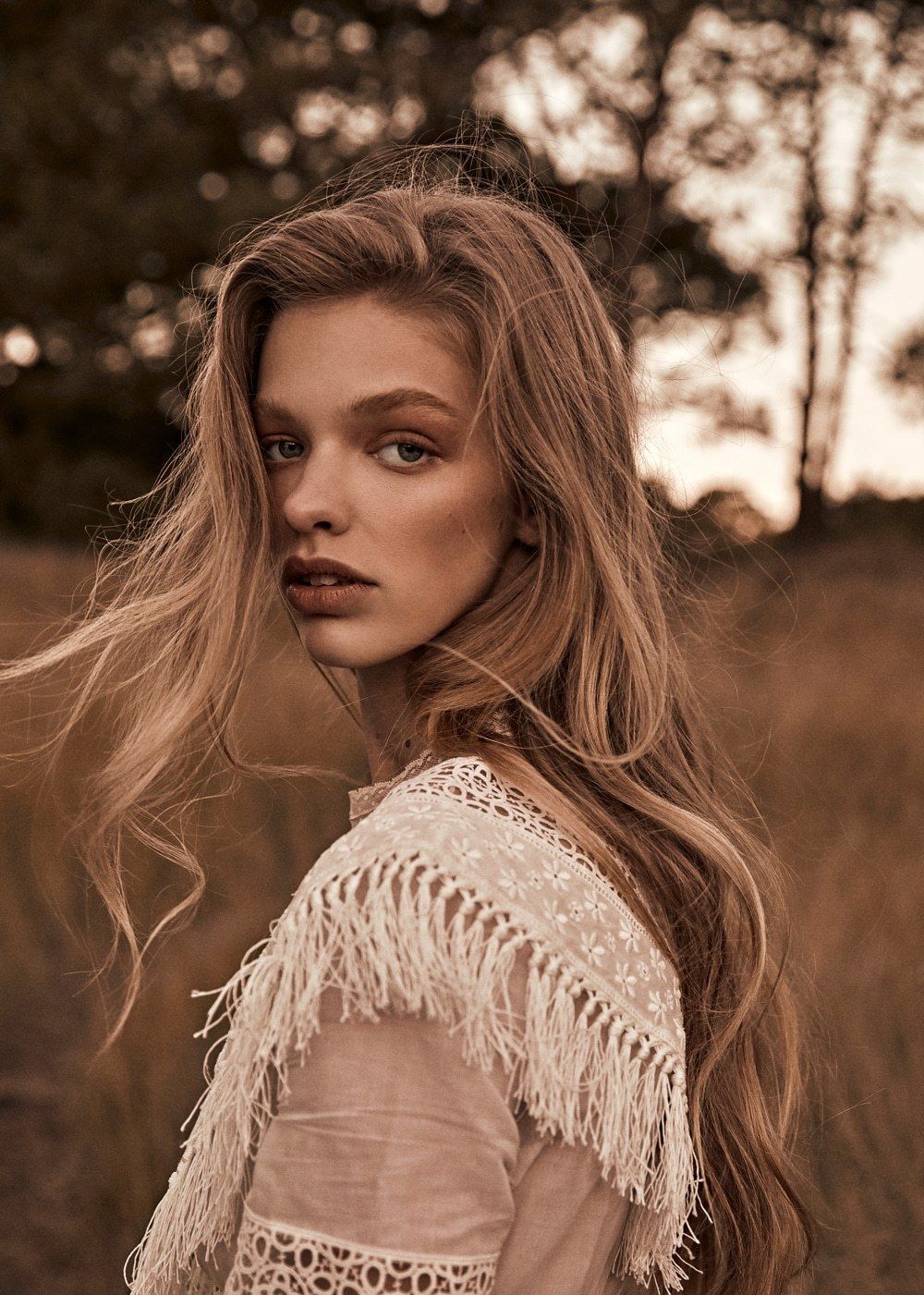 超模克莱尔克劳馥最新时尚大片曝光!精致容颜上演秋日风情!