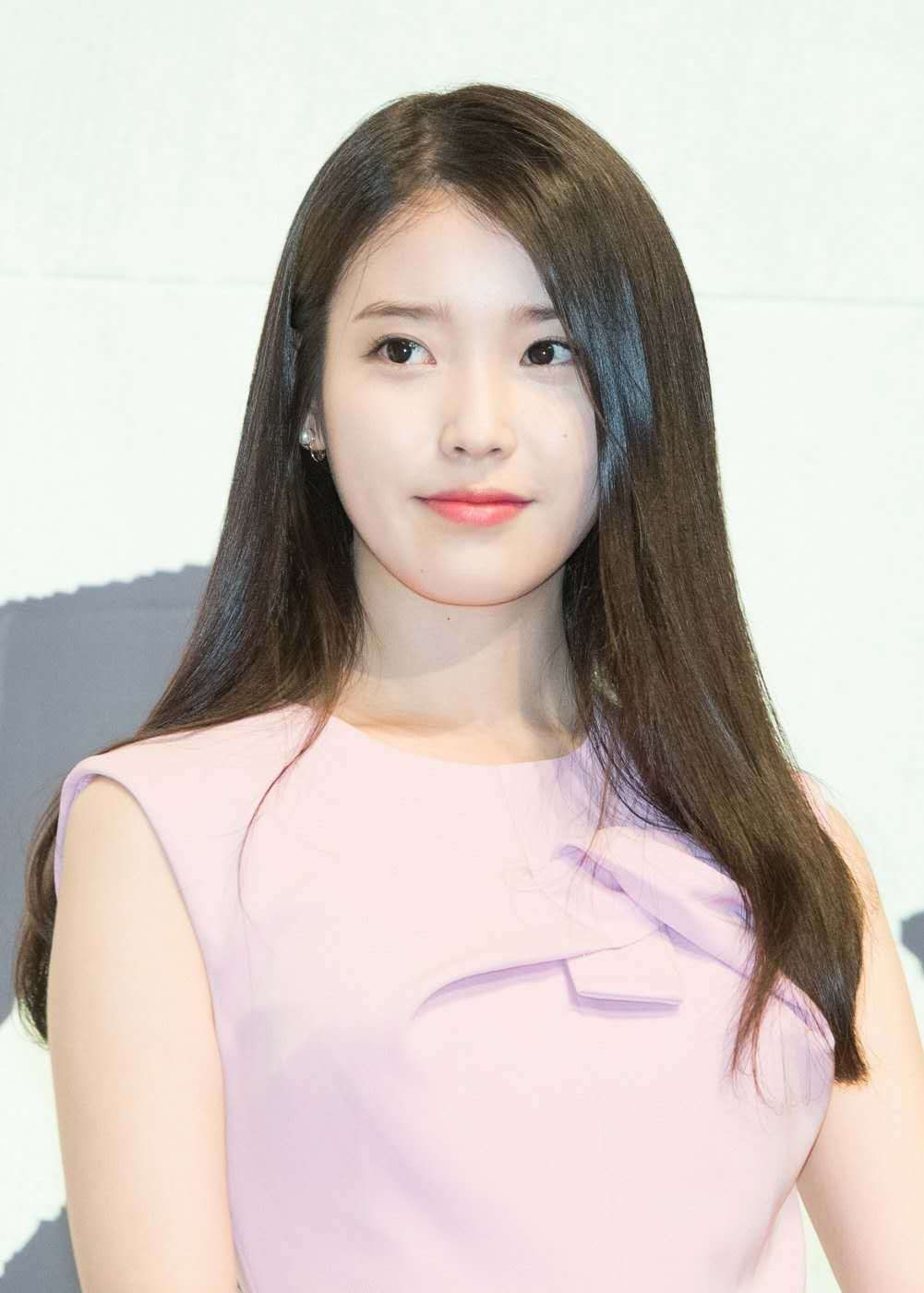 韩国歌手iu出席活动 头发披下来的样子真好看_高清图集_新浪网