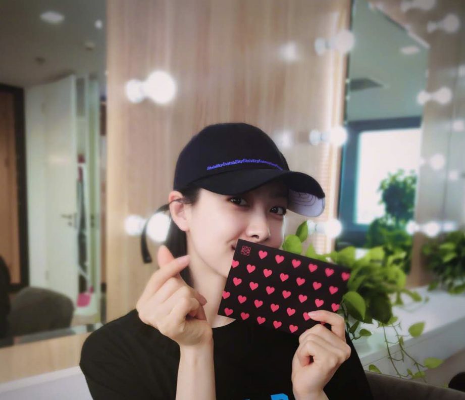 宋茜的五张照片:第一张照片中宋茜对镜头"比心"非常可爱!