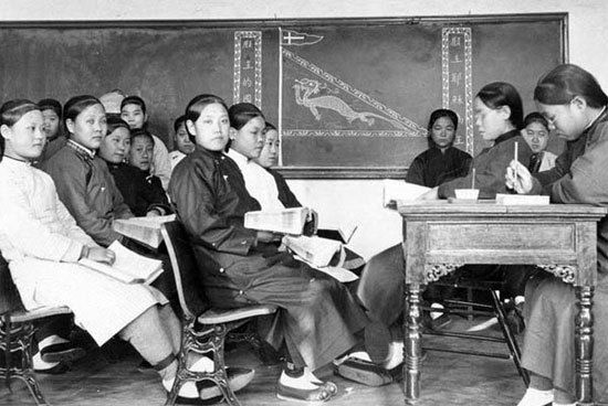 小学堂章程》《奏定女子师范学堂章程》,其中规定了女子学堂分为初,高