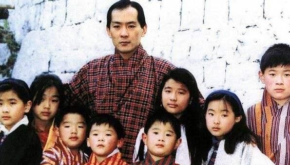 他16岁就成不丹国王，靠长相先后娶四姐妹为妻，如今日子过成这样