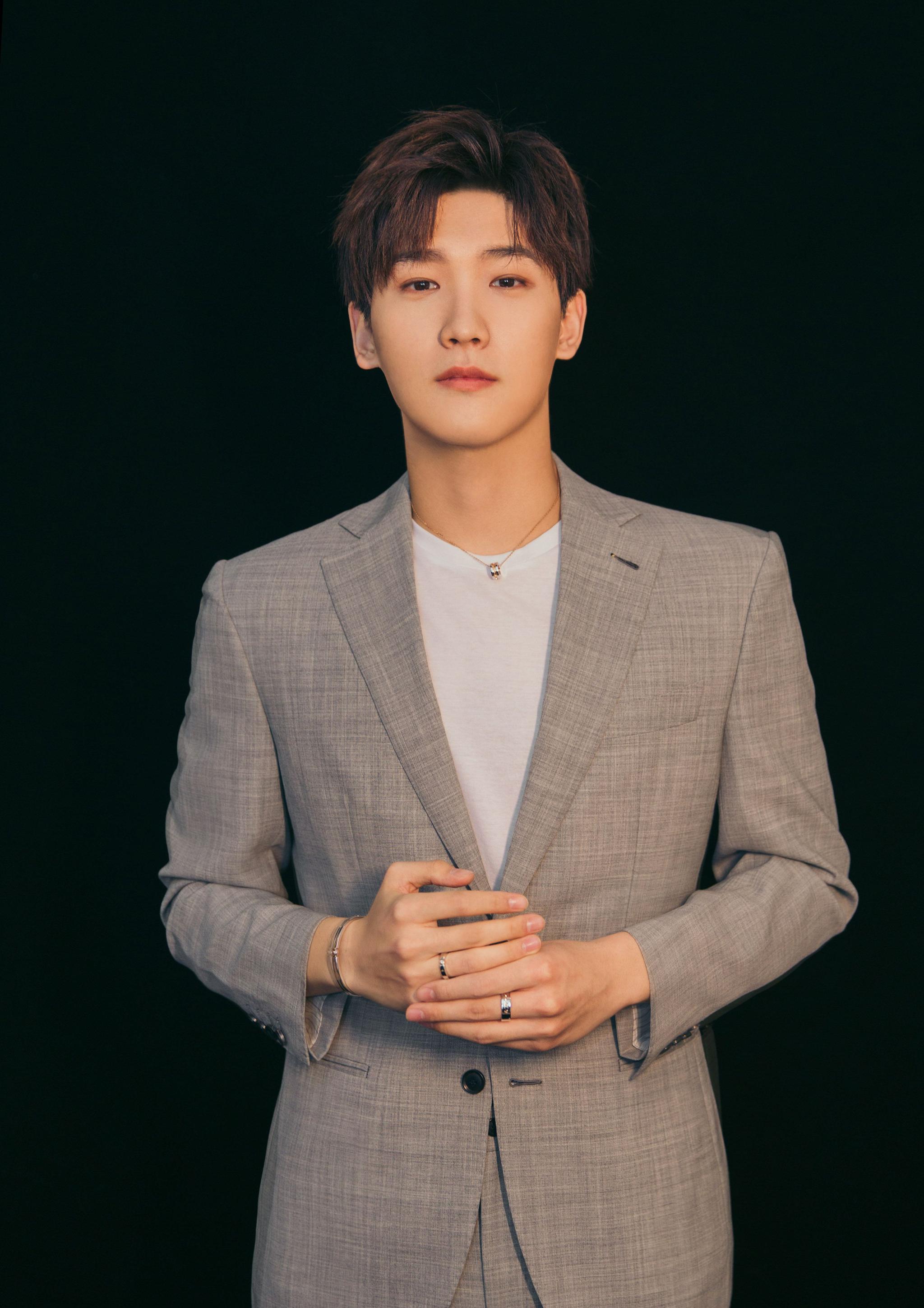 邢昭林亮相活动现场,一身灰色西装淡雅清俊十分帅气