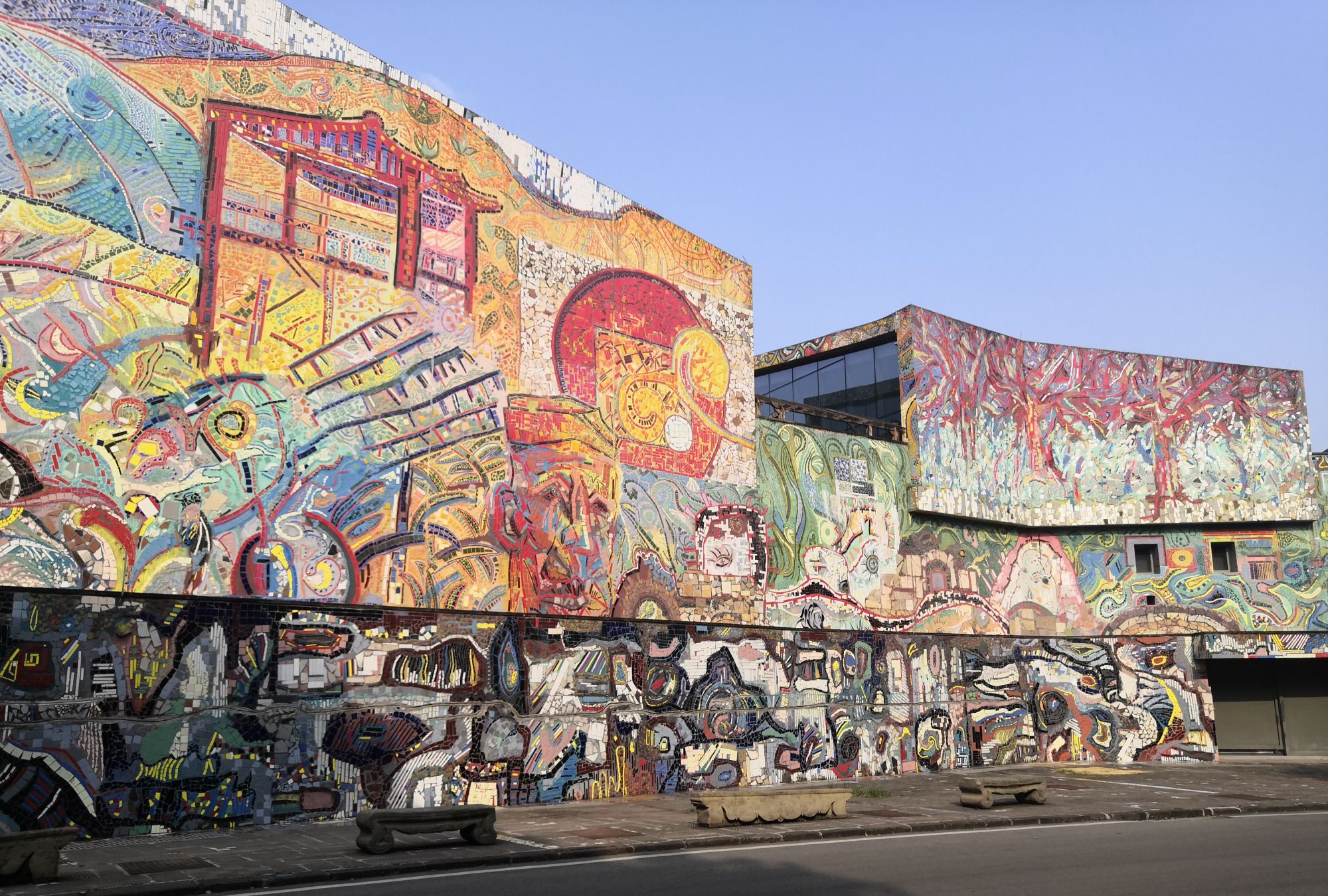 色彩与色彩的碰撞,四川美术学院的涂鸦墙,给你不一样的视觉感受