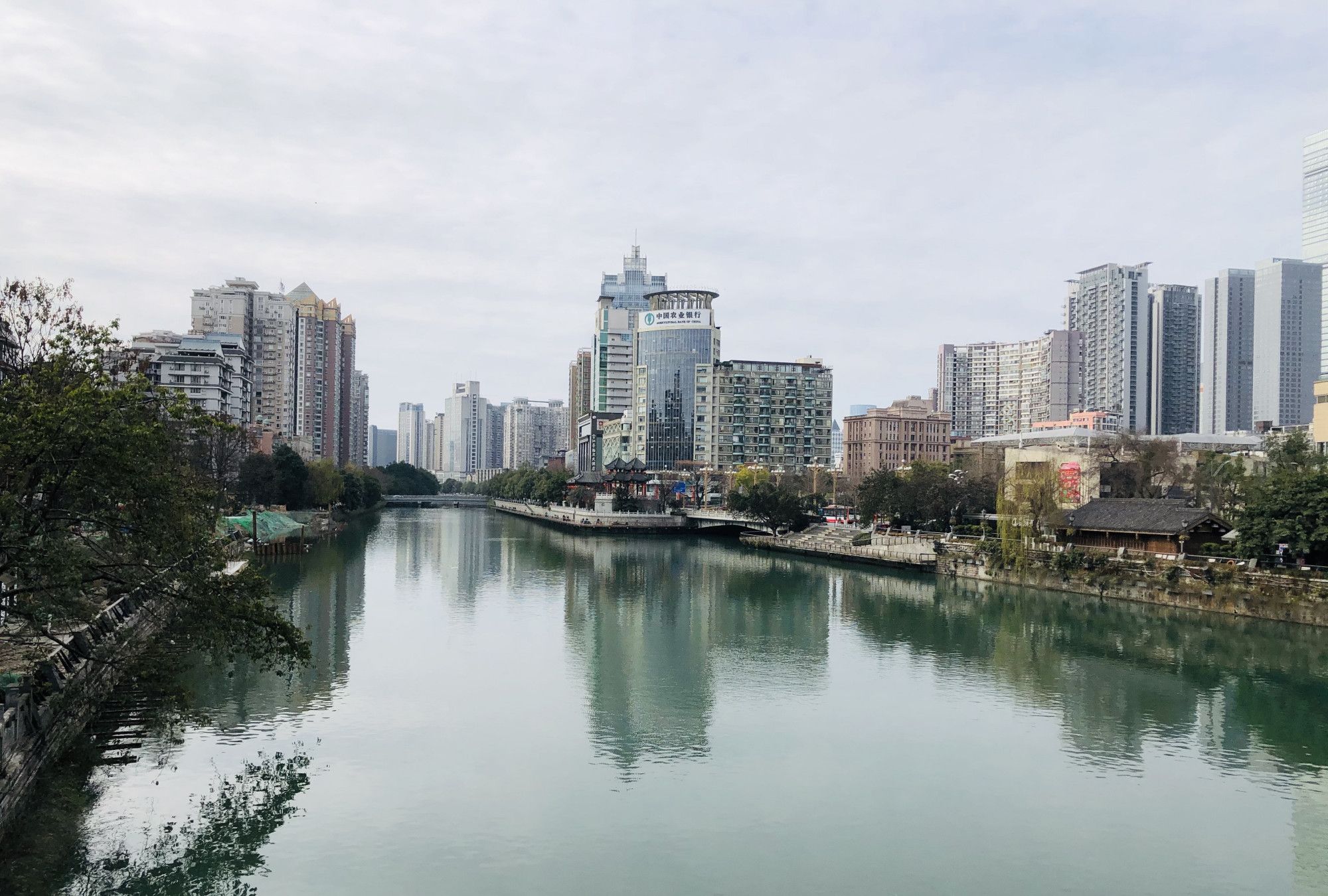 疫情后,成都九眼桥的府南河依然美丽