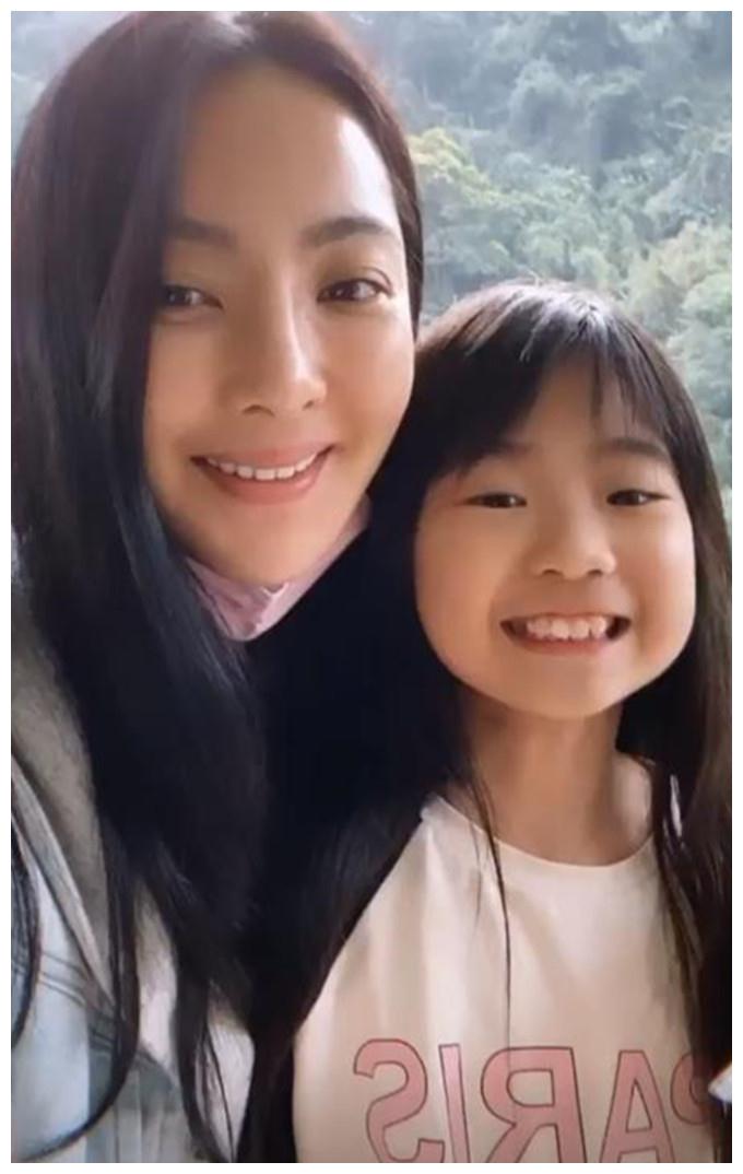 近日,曹格妻子吴速玲在网上晒出了一组与女儿曹华恩的合影,母女俩对着