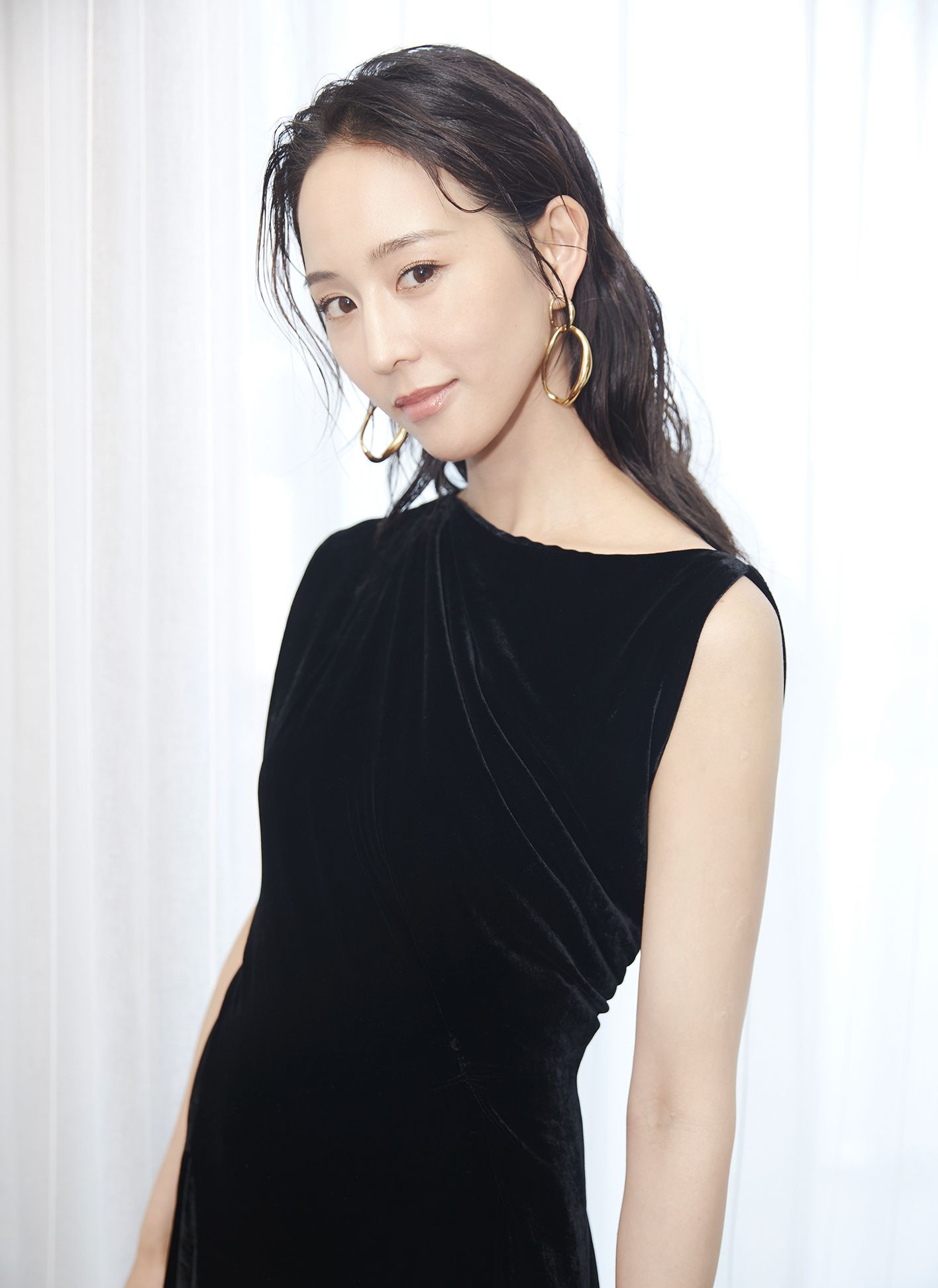 张钧甯身穿露肩礼服,尽显优雅女神气质