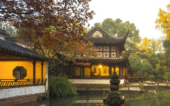 楠木殿位于五峰仙馆,殿内柱子用楠木制作,表面纹理像一副山水画_高清