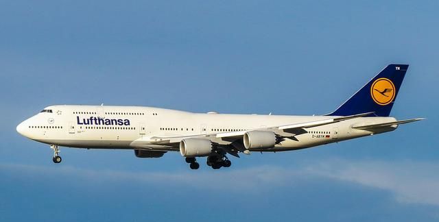 世界上最大的双引擎喷气式飞机波音777x完成首航