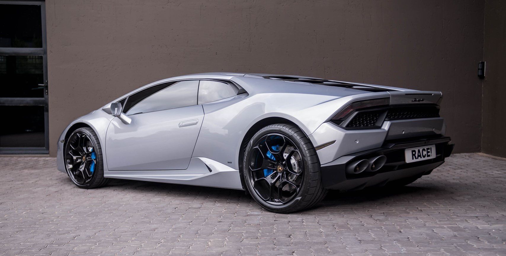 银色兰博基尼huracan lp580-2,入门级兰博基尼跑车,精致的外观