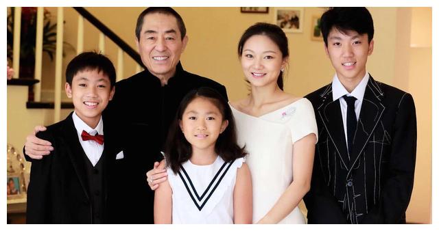 她18岁放弃大学学业爱上现年68岁的张艺谋,为张艺谋生儿育女