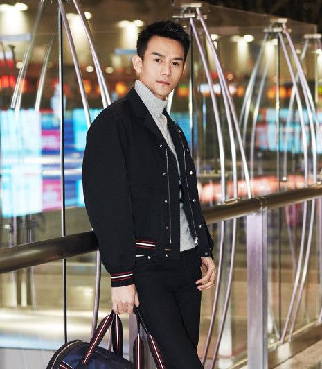 戴上墨镜的王凯更像一个老干部,可是小编却被迷的无法自拔