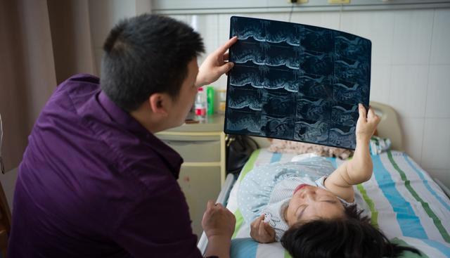 86厘米高二婚女子冒死产子,我想做母亲,丈夫签下"生死状"|平安|胡陆