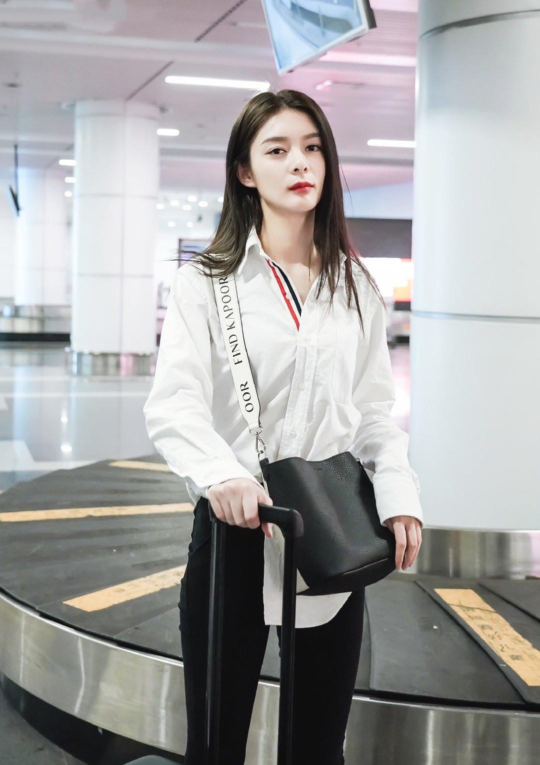 傅菁最新机场照曝光,单车裤引人注目,一身黑帅气无敌