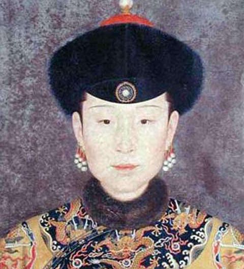 她就是和硕恭悫长公主,因为从小聪明可爱,她也是被孝庄皇太后视为掌上