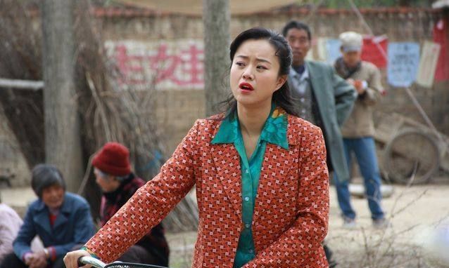 她是《俺娘是田小草》里的刁蛮悍妇马喜凤,现实生活中却清新动人