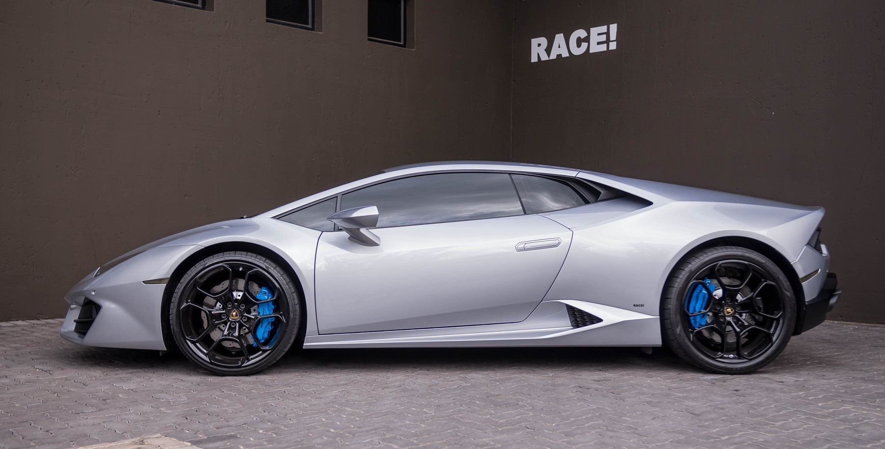 银色兰博基尼huracan lp580-2,入门级兰博基尼跑车,精致的外观