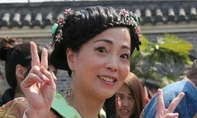 她曾被称作最丑女星却意外嫁入豪门现如今被宠成公主