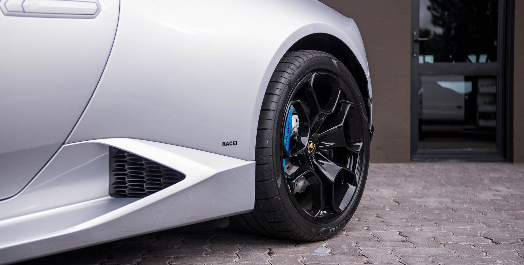 银色兰博基尼huracan lp580-2,入门级兰博基尼跑车,精致的外观