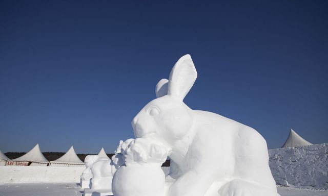 12生肖雪雕落户长春净月雪世界猪猪造型最可爱