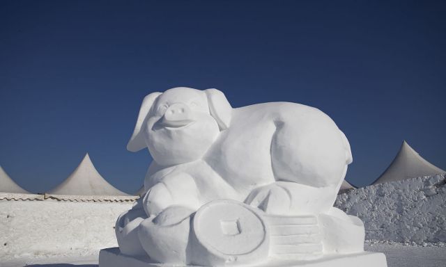 12生肖雪雕落户长春净月雪世界猪猪造型最可爱