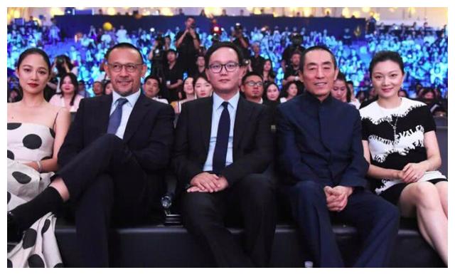 她18岁放弃大学学业爱上现年68岁的张艺谋,为张艺谋生儿育女