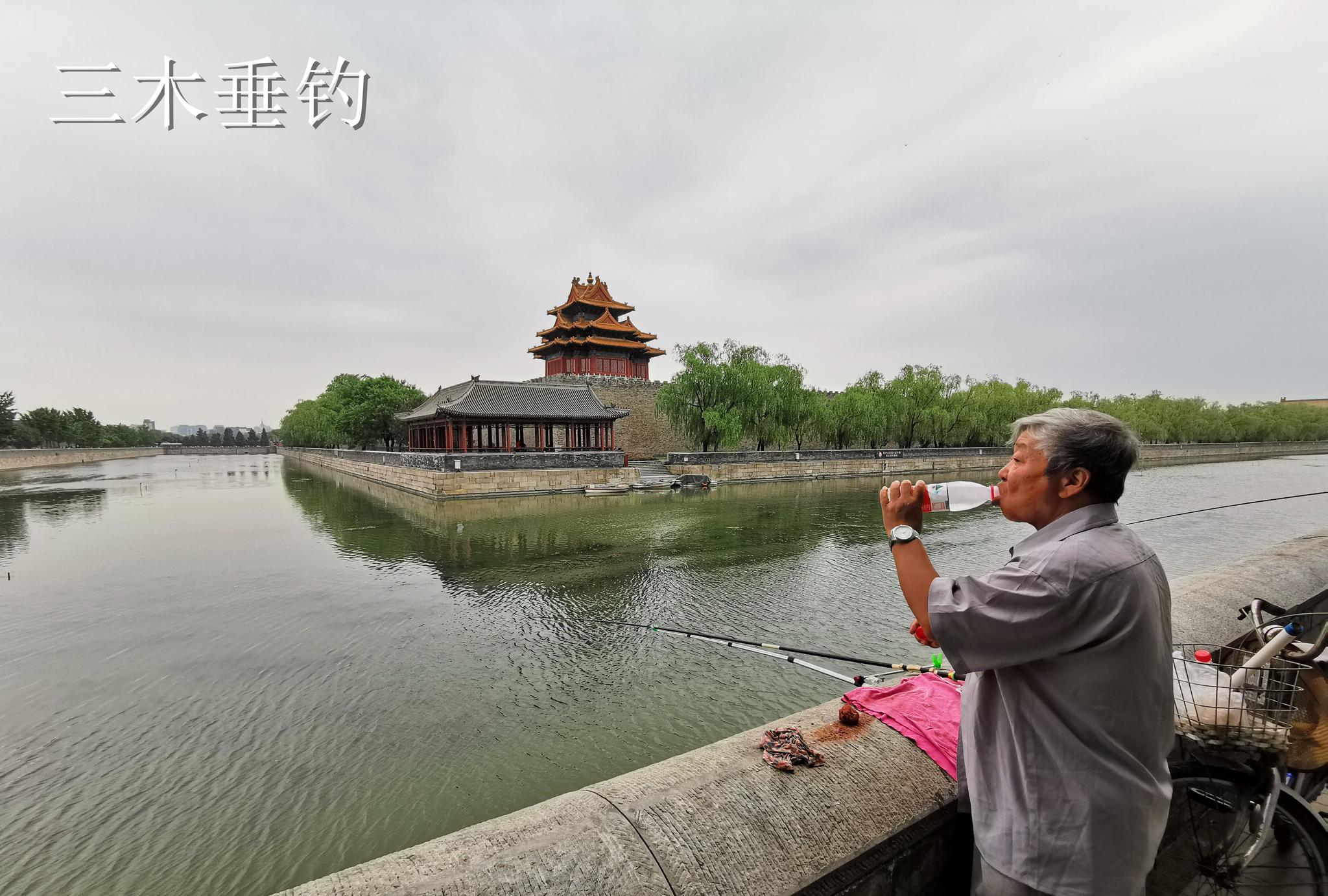 北京:故宫边上的钓鱼人!