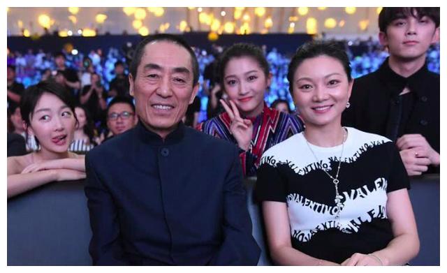 她18岁放弃大学学业爱上现年68岁的张艺谋,为张艺谋生儿育女