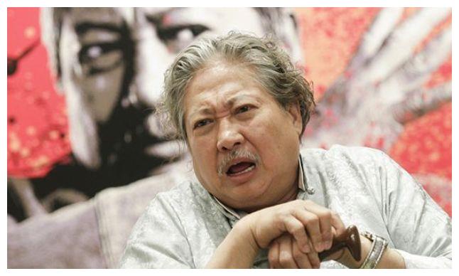 洪金宝近照面容憔悴,靠轮椅出行,和53岁妻子如同两代人