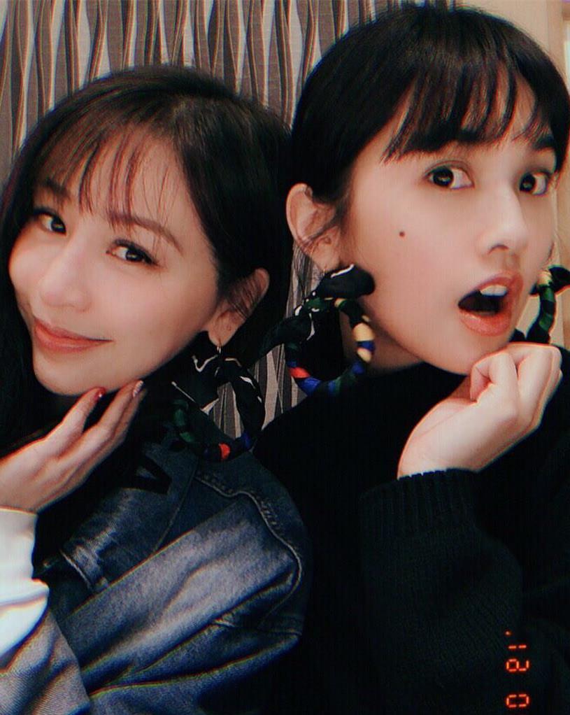 杨丞琳与王心凌同为甜心教主连耳环品味都一样意外撞配饰