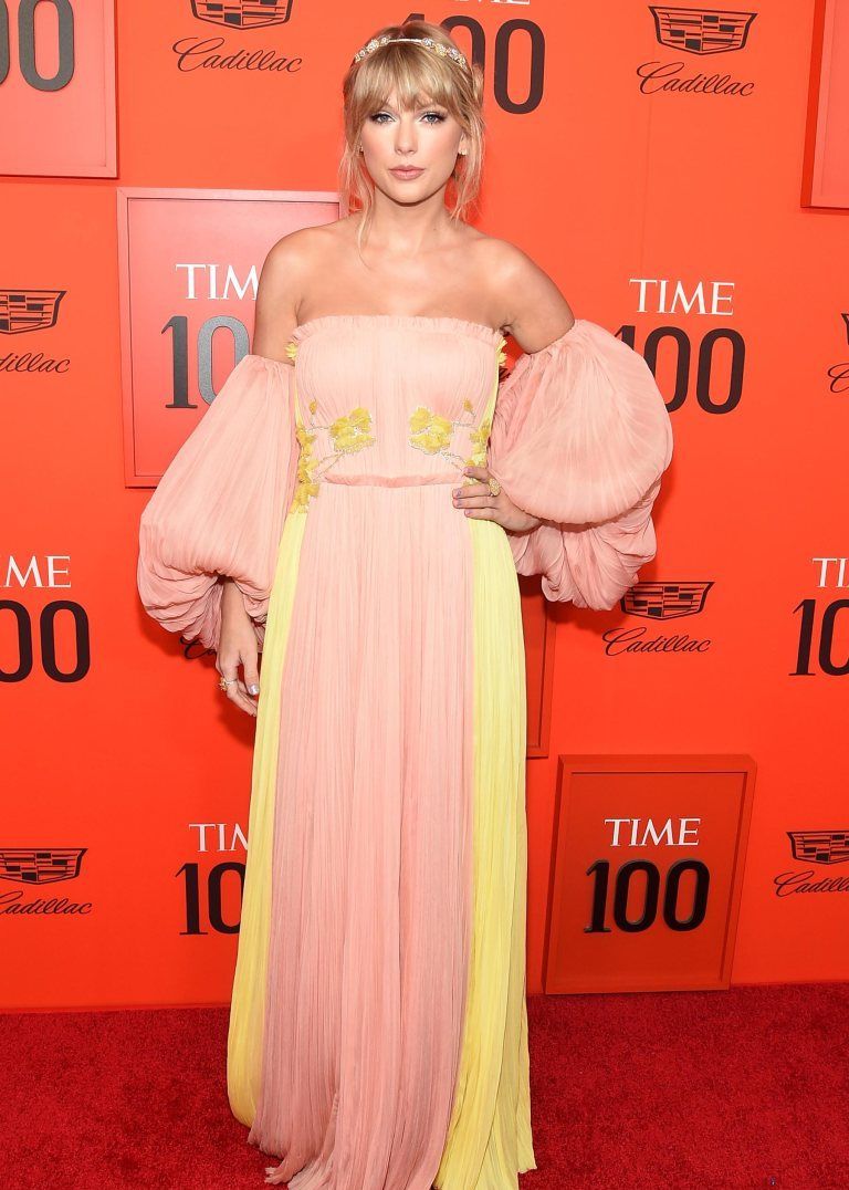 出席者包括泰勒斯威夫特,布丽拉尔森,艾米莉亚克拉克和理查