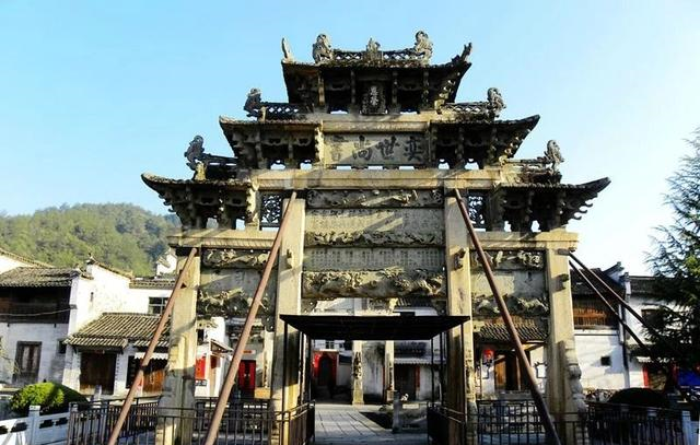 北向中横板刻"太子少保胡富,太子太保胡宗宪",牌坊旌表的胡富,胡宗宪